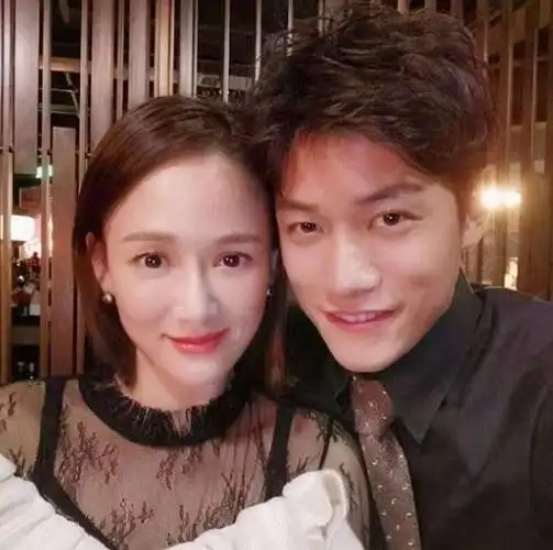 陈乔恩连续6年发文悼念乔任梁,发粉色天空,带老公一起现身墓地