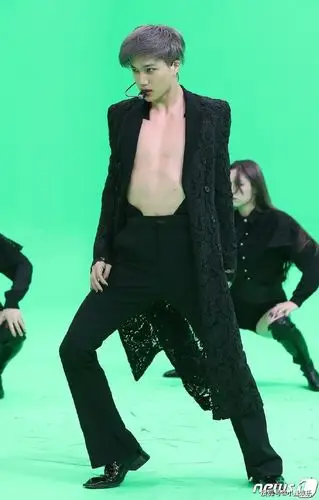 扭动身躯大秀性感腹肌exo金钟仁热舞帅照曝光!