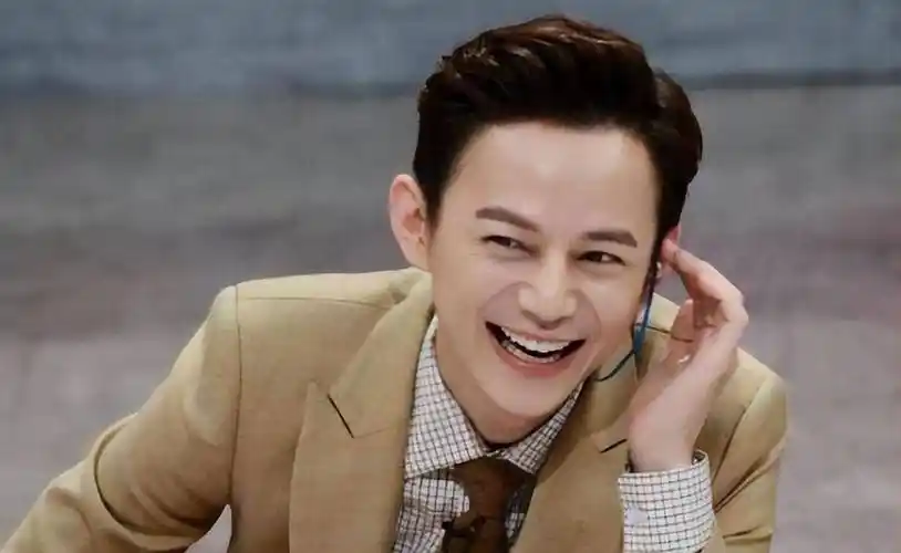 至今还未结婚的4位大龄男星,个个帅气多金,最大的已经61岁_何炅