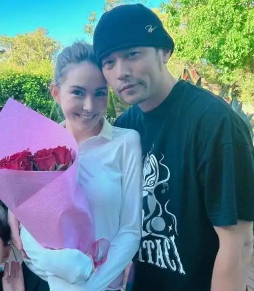 周杰伦三胎女儿近照曝光,昆凌晒幸福瞬间