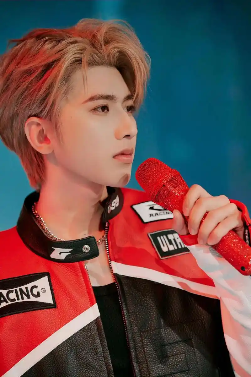 梦回717#蔡徐坤 #蔡徐坤个人演唱会#舞台  #蔡徐坤金发 - 抖音