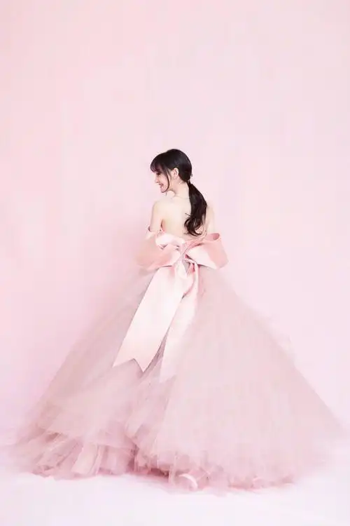 郑爽终于惊艳一回穿粉色蝴蝶结露背长裙温婉优雅锁骨真迷人