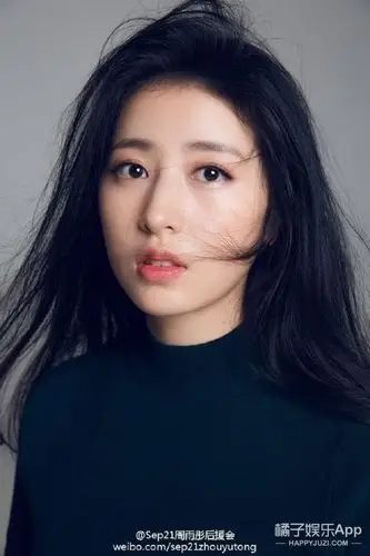 为井柏然挡箭,跟鹿晗斗嘴,客串《上瘾》,演了这么多大热剧集的姑娘