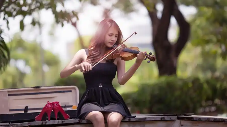 拉小提琴的女孩高清唯美图片