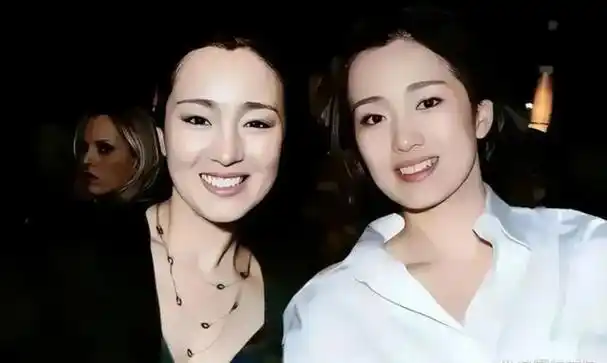 她叫周显欣.她和巩俐长得挺像的,不只是脸,连身材和身高都差不多一样.