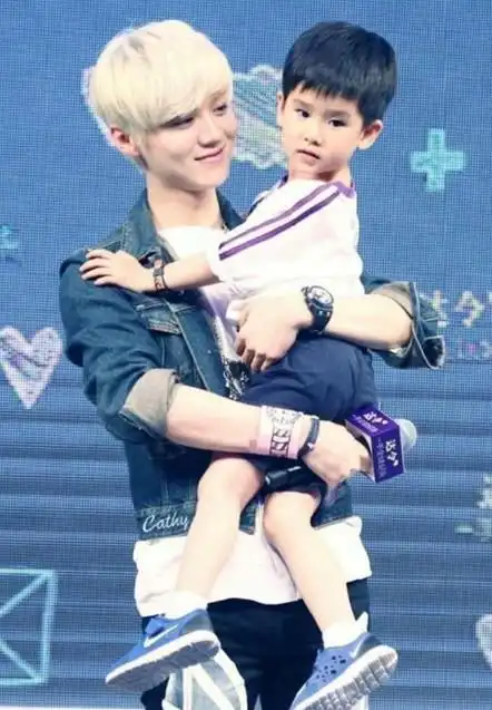 男星抱娃大比拼,鹿晗最宠溺,李易峰陈伟霆最无奈,看到胡歌我服了