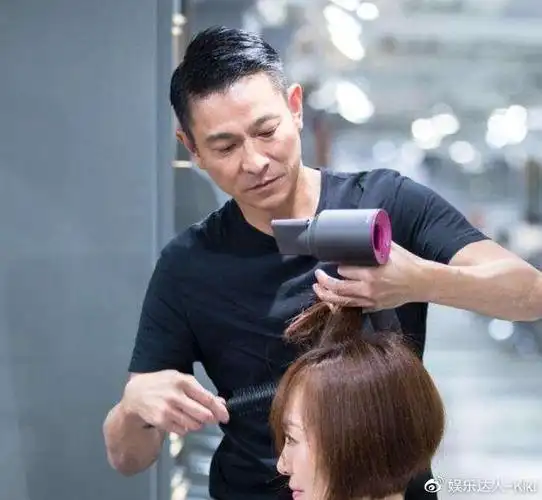 刘德华为鲁豫剪头发剪完后看到她的发型网友表示惊讶