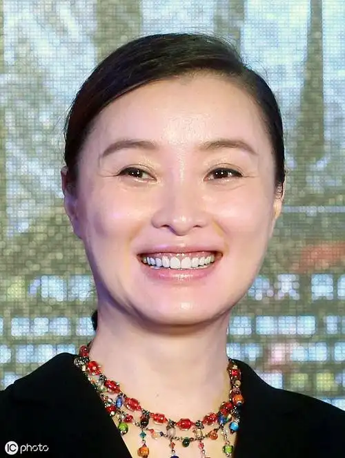 短发吴越好妩媚,扎半丸子头"好个性"