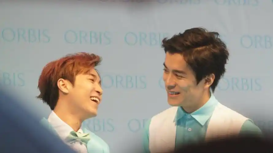 求吴青峰刘家凯合照要超甜的