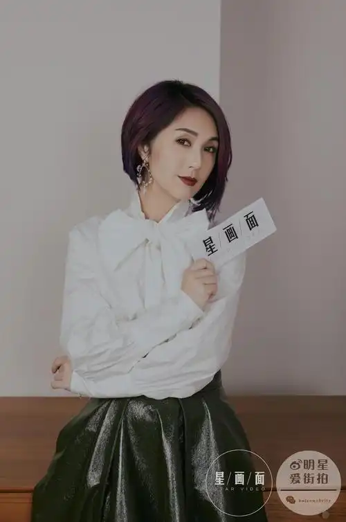 杨千嬅最新时尚大片曝光,她依然是那个留着标志性紫色短发,有着明媚