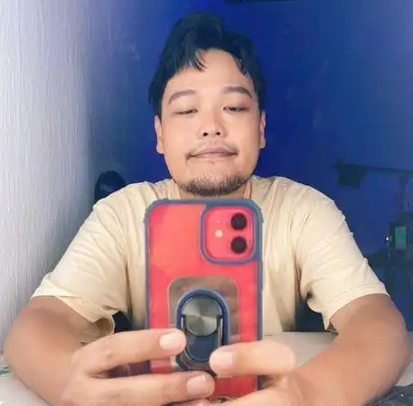 男星何景扬洗澡时玻璃门爆裂自曝身体多处被割伤一地玻璃碎片