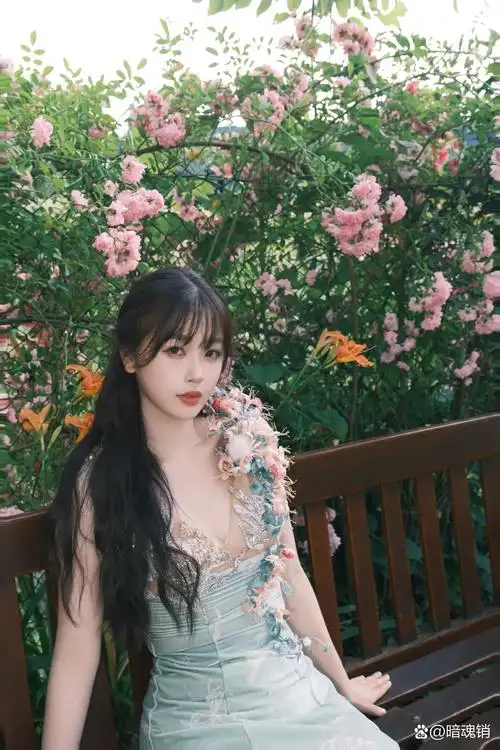 虞书欣《中餐厅》剧照,一袭蓝色深v莫奈花朵裙搭配公主半扎发,真的是