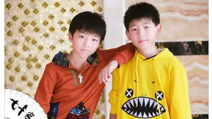 tfboys三小只早期街头表演视频流出王源王俊凯青涩唱歌