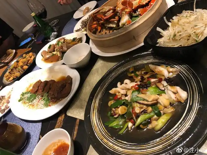 汪小菲晒家宴照庆祝大s下班回家桌子上的手机亮了