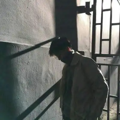 霸气伤感的男生黑白头像 你从不在我身边