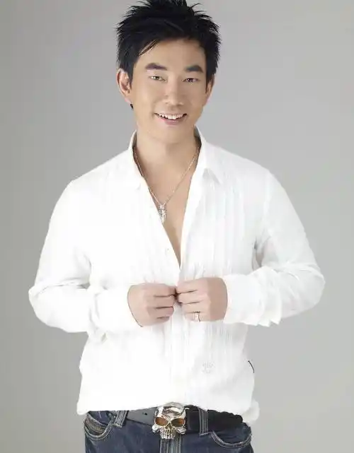 任贤齐(richie jen),1966年1月23日出生于中国台省彰化县,祖籍湖北省