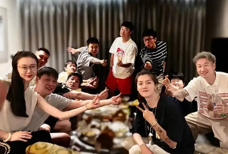 易建联还附上了众人为鹿晗庆生的合影,在合影中,范志毅,陈赫,荣昊