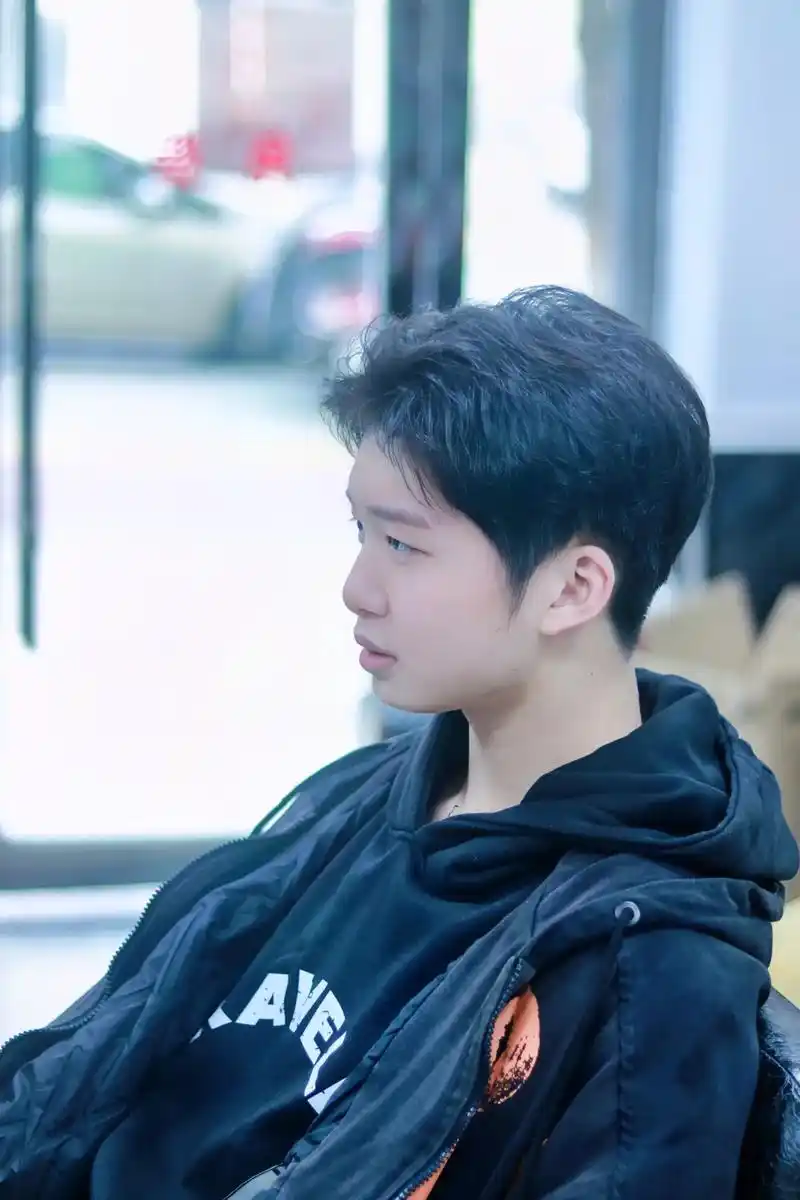 男生微分碎盖发型