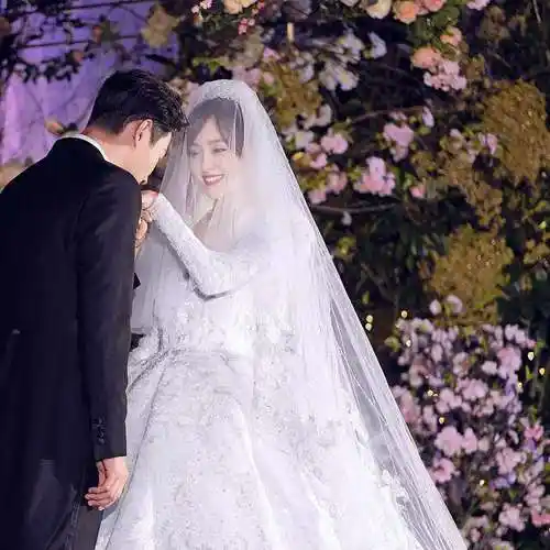 专门设计她的婚纱,更是为了唐嫣斥