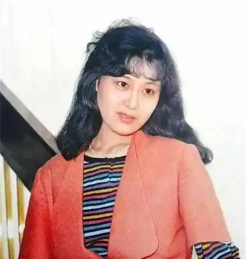 《蜗居》电视连续剧中饰演徐丽的女演员吴玉芳年轻时的照片(1)_图片