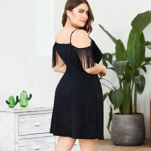 伏明霞携大26岁老公现身,一袭小黑裙,富态身材藏不住了