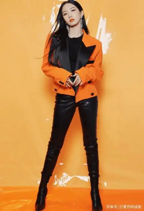 孟美岐大胆挑战"巴掌宽",穿拼接裙踩毒汁靴,秀出蚂蚁腰太撩了