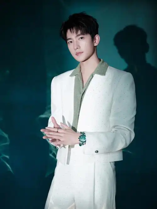 光影朦胧间的声浪潮涨 ,来自杨洋活动新造型  ～  白色套装的雅致一面