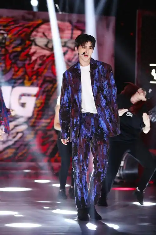 蔡徐坤最新现象舞台造型梦回young