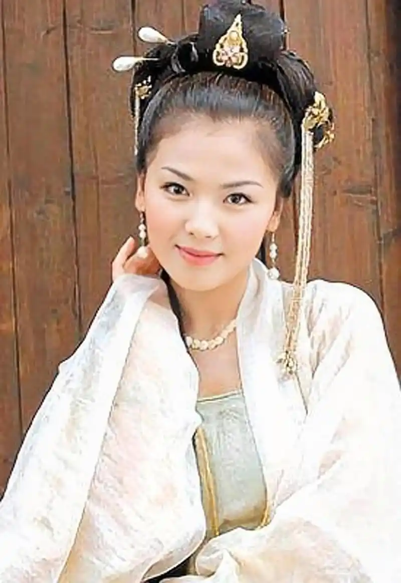 年轻时的刘涛可以说是纯天然美女,美得让人心动