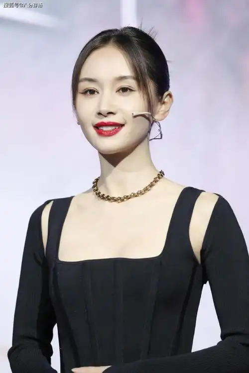 原创王子文个子虽小,比例完美,穿黑色连衣裙凹"黑玫瑰"造型太惊艳