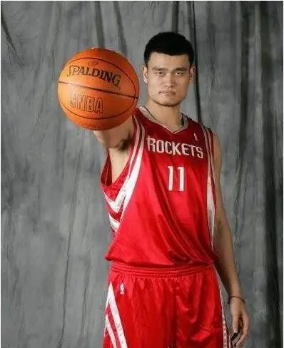 整个赛场,不仅在普通人看来,在nba的球员看来,姚明都是中国最高的人