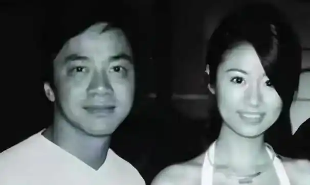 看上去,他有点像罗嘉良,但有些瞬间又仿佛跟李健撞脸.