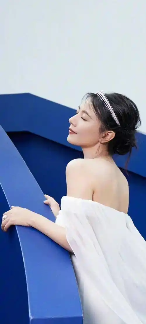 高圆圆性感美图露肩深v白裙,女神般典雅惊艳,营造冠冕绮梦_皇冠_品牌