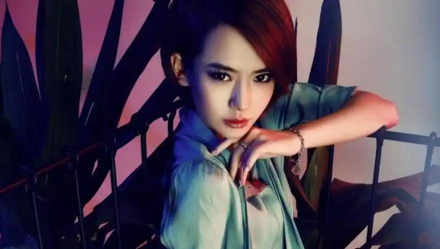 当戚薇带着她60年的香水上节目时,何炅好奇的问:这瓶香水多少钱?