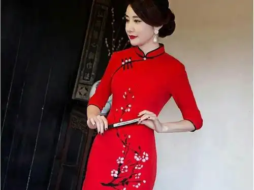 梅花香自苦寒来,开在一布旗袍上的寒梅