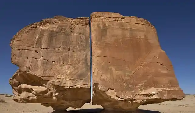 全世界最"怪"的四个石头,屹立千年不倒,最险的在中国