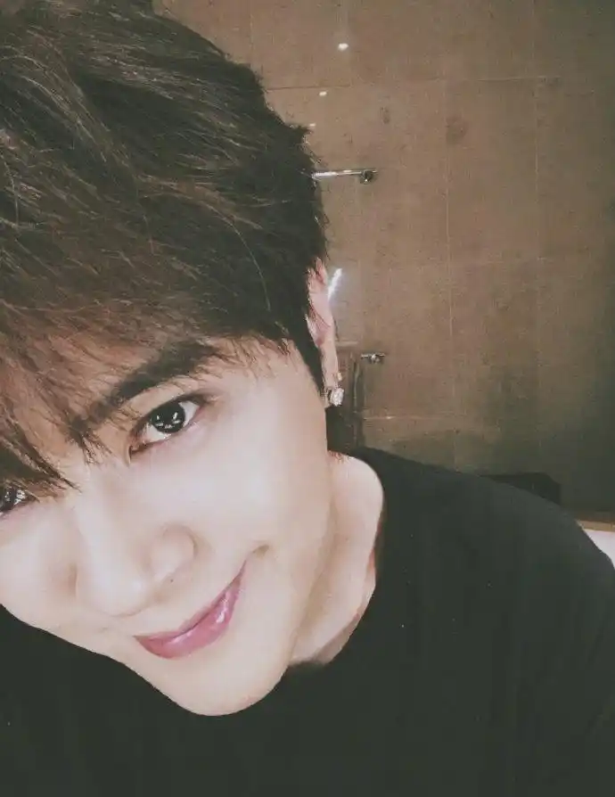 罗志祥对镜自拍帅气依旧超冻龄比耶呲牙搞怪逗趣