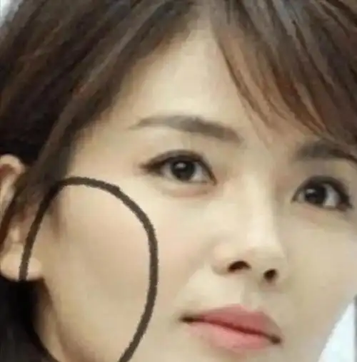 蓝盈莹的脸部状态就很明显,看上去很不讨喜,浪姐1时就被喷,反观李沁