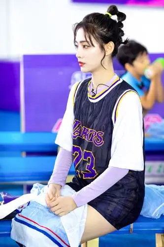 小巨人运动会许佳琪紧身上衣叠穿篮球服精通80后游戏惊呆众人