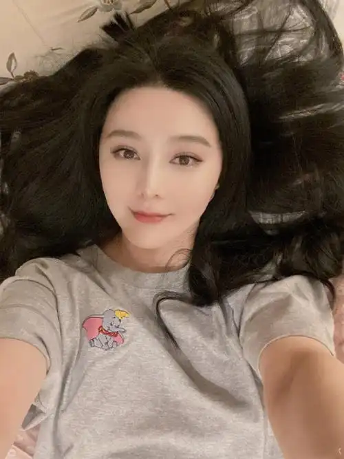 范冰冰罕晒卖萌自拍,披波浪卷多视角秀美颜