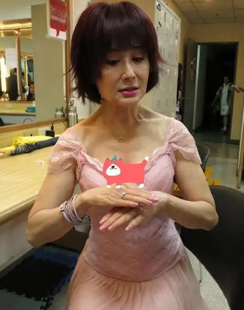 经过精心修饰后的照片,完全就像是另一个人,可以称得上是一张"照骗".