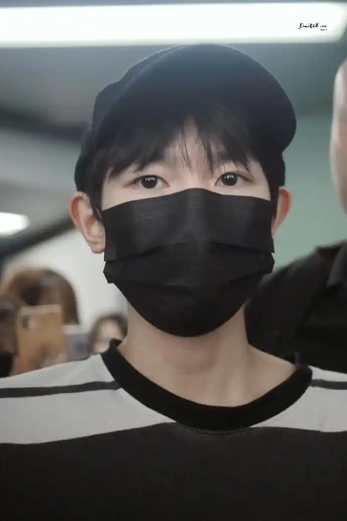 王源身穿条纹衫干净清爽 眼神清澈口罩帽子难掩青春气息