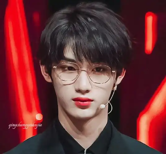 非常值得梦回的黑西装77金丝眼镜#丁程鑫