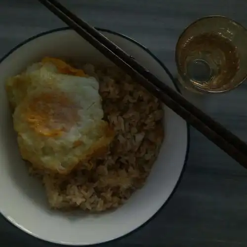 酱油祘炒饭(外加一个煎蛋) 即使自己一个人待在家里,也要好好地吃饭