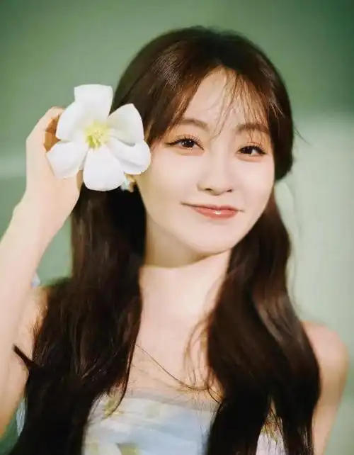 祝绪丹一袭浅蓝色吊带露肩立体钉花长裙仿佛置身绿野的花仙子