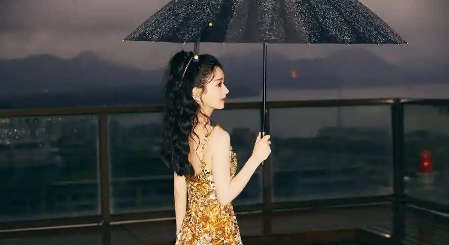 赵丽颖雨中撑伞穿着一袭闪亮鎏金长裙,既优雅又浪漫_颖宝_漂亮_雨伞