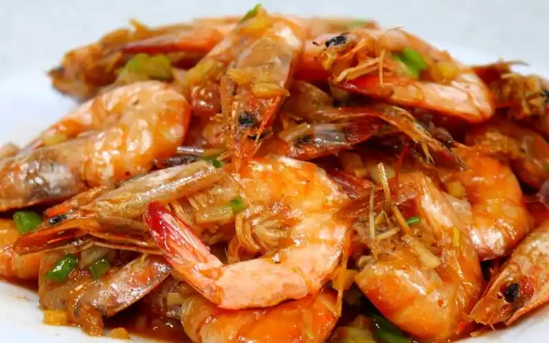 油焖虾超好吃的家常做法,色泽红亮,皮酥肉嫩,和饭店的一样好吃