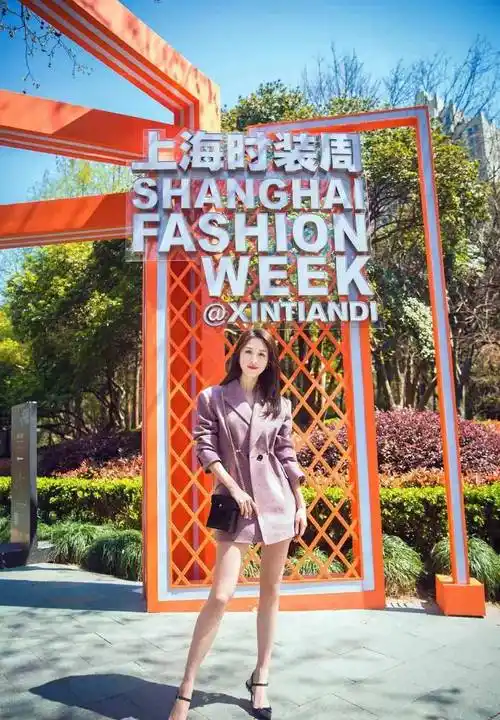 张雯经典美照_笑容_连衣裙_感觉