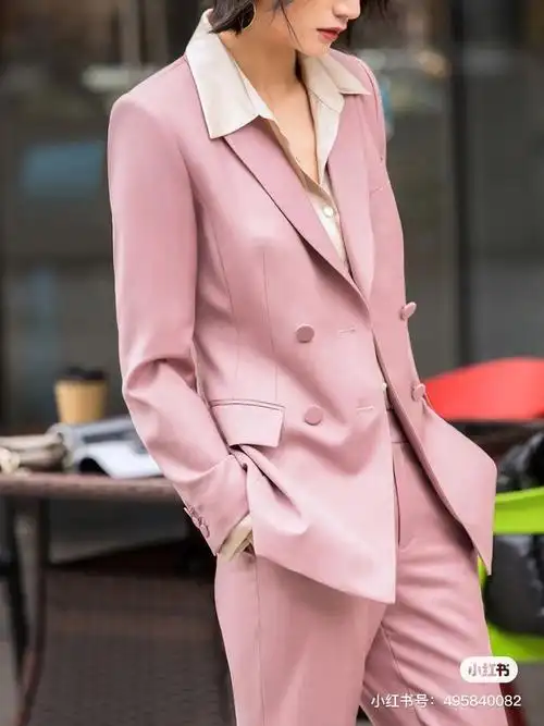粉色西装外套如何搭配