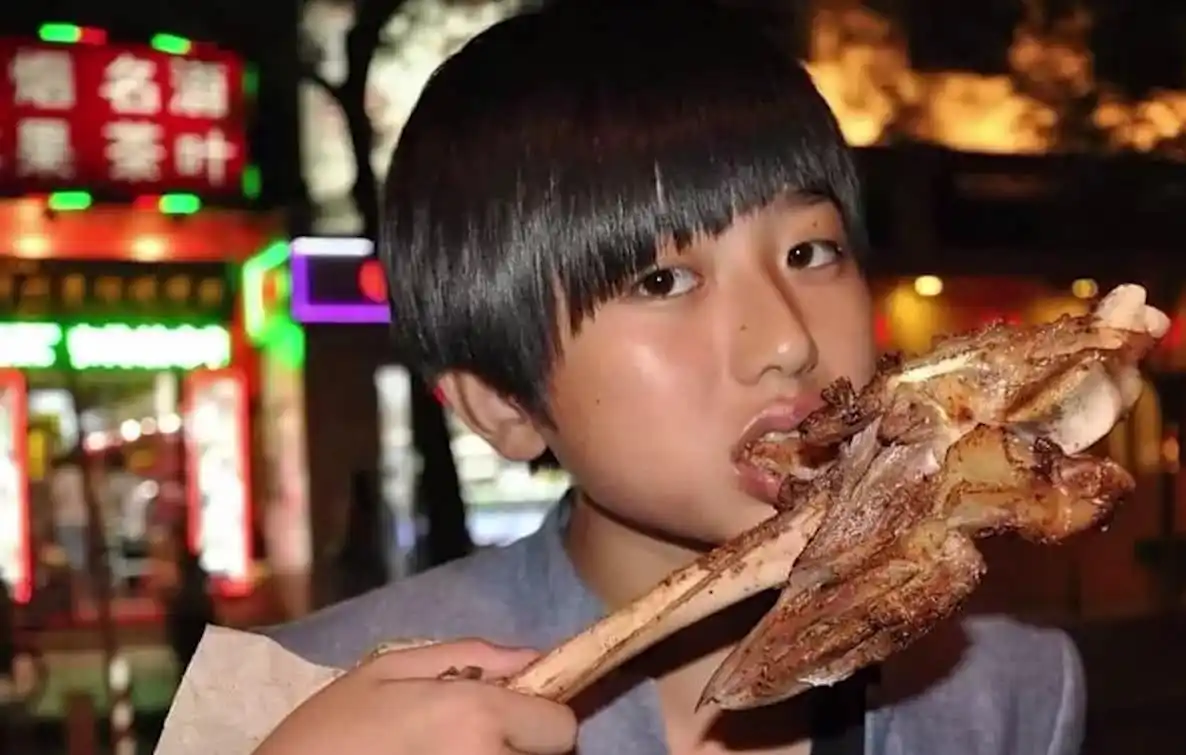 蔡徐坤小时候也超自恋,自拍技术不输千玺,啃羊腿比女生还娇羞!